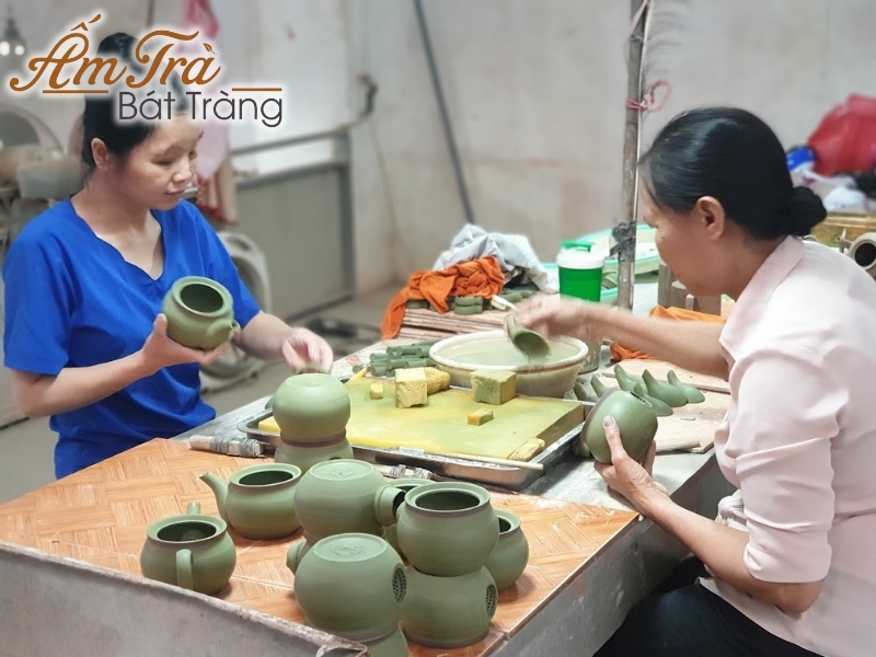 quy trình sản xuất bộ ấm chén trà gốm sứ quà tặng (5)