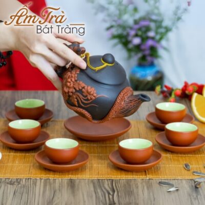 bo-am-chen-tra-tu-sa-in-logo-qua-tang-dap-noi-hoa-phu-dung-atbt-ts07 (3)