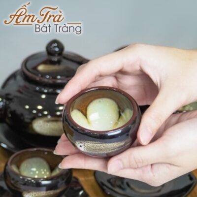 bo-am-tra-hoa-bien-qua-tang-in-logo-nau-den-vet-xuoc-vang-kim-dang-thien-nga-atbt-hb12 (5)